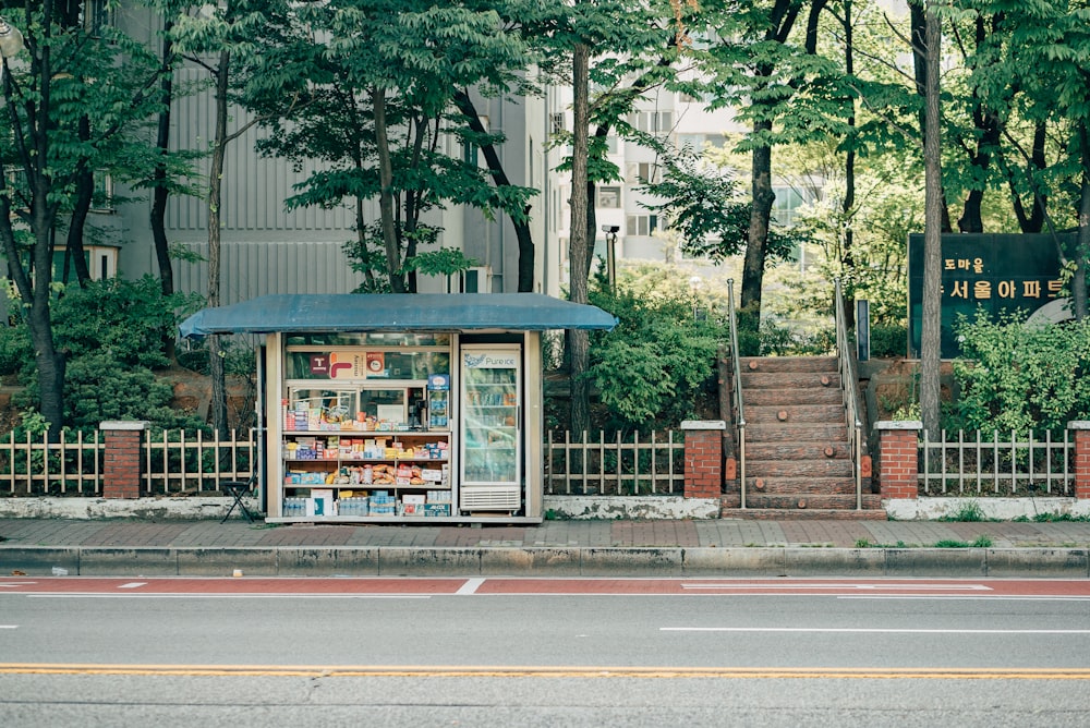 낮에는 갈색 건물 근처의 푸른 나무