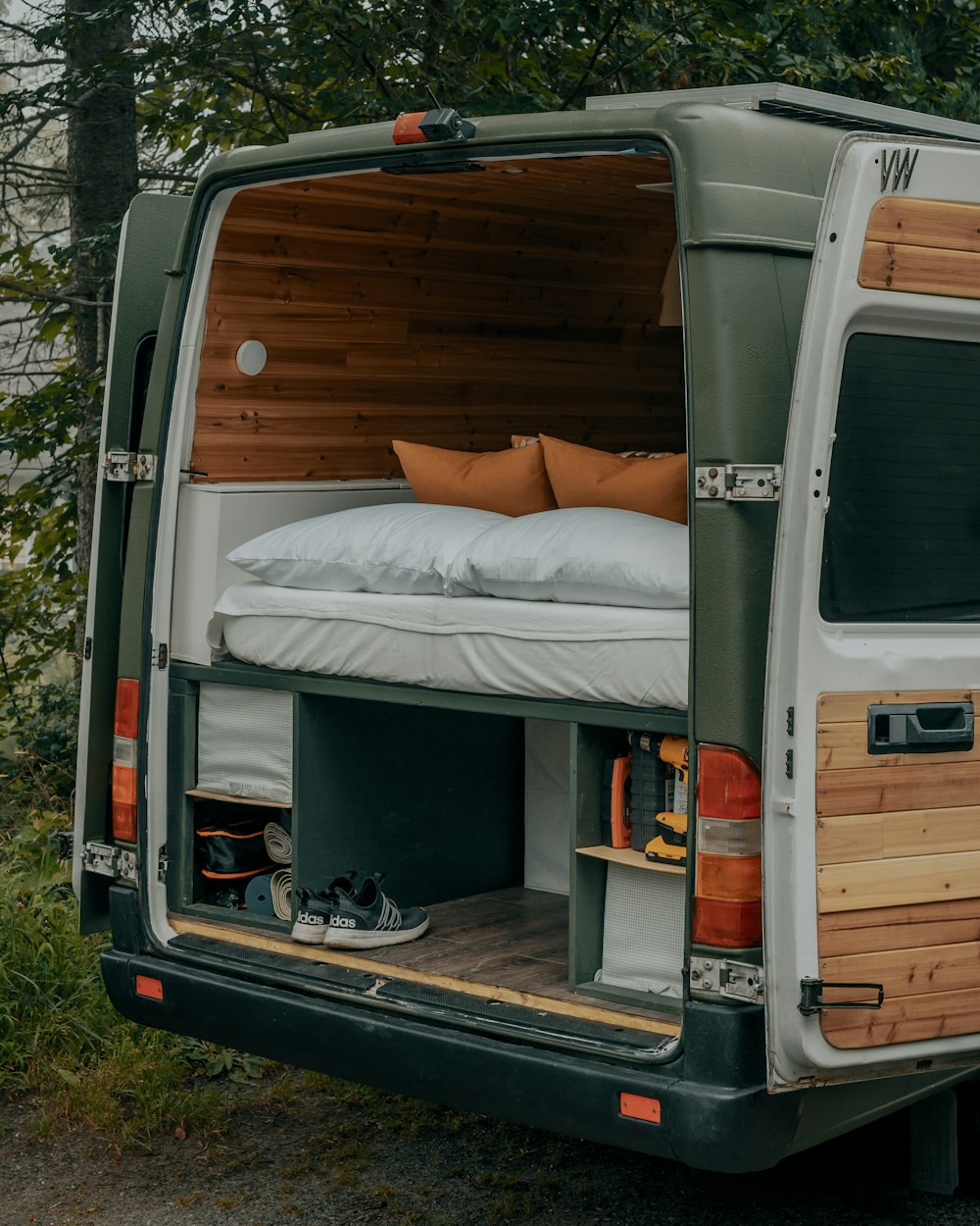 Van blanc avec porte en bois marron