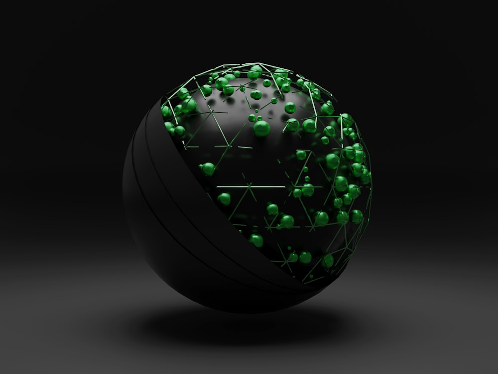 bola verde e branca na superfície branca