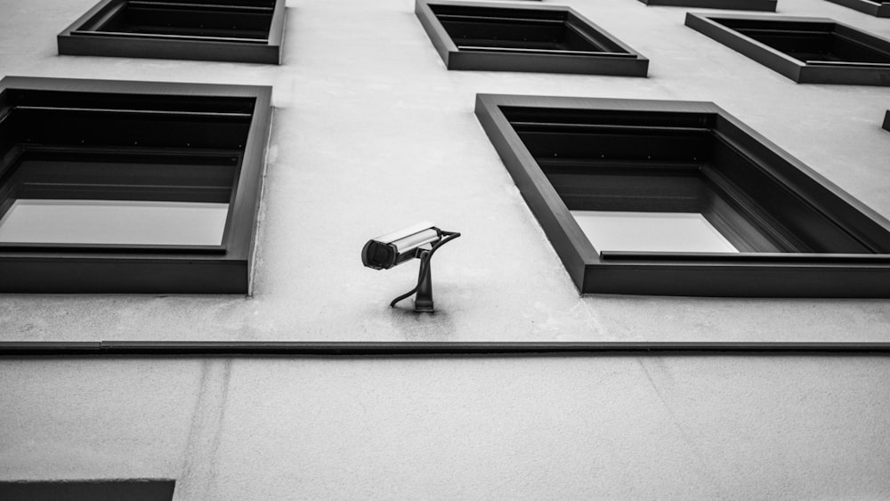 Lámpara de pared en blanco y negro