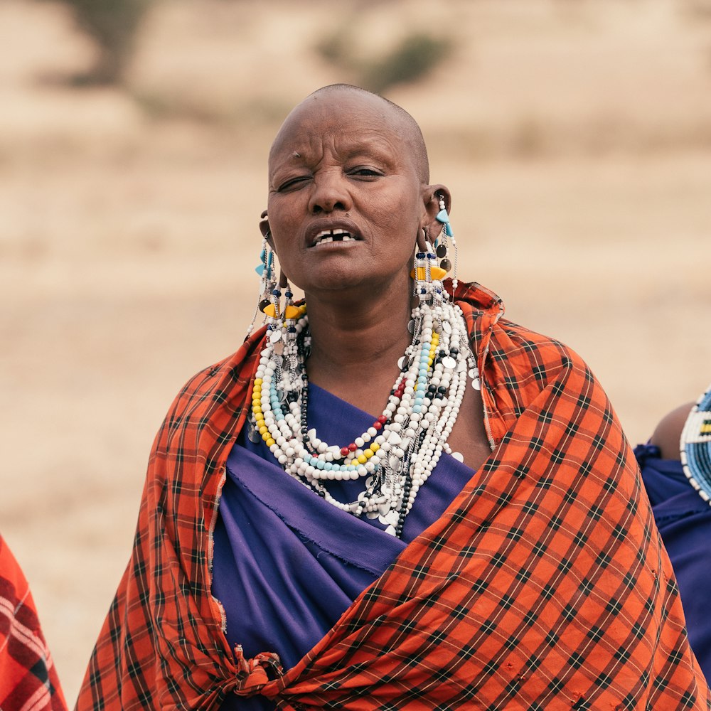 Foto mujer con bufanda a cuadros roja y azul – Imagen Tanzania gratis en  Unsplash