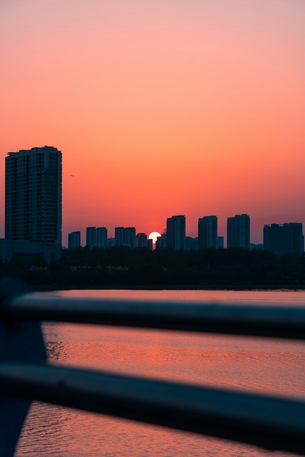 Skyline der Stadt bei Nacht