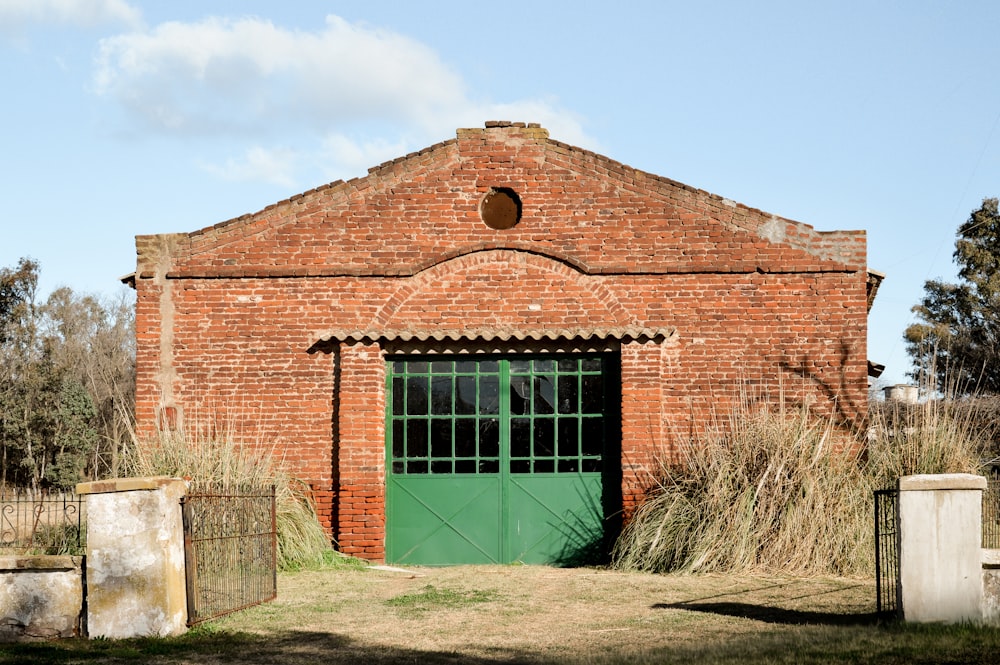 Edificio de ladrillo marrón con puerta verde