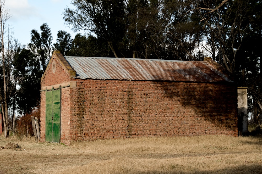 casa di mattoni marroni vicino agli alberi verdi durante il giorno