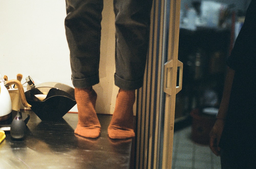 personne en jean noir et chaussures en cuir marron photo – Photo Vêtements  Gratuite sur Unsplash
