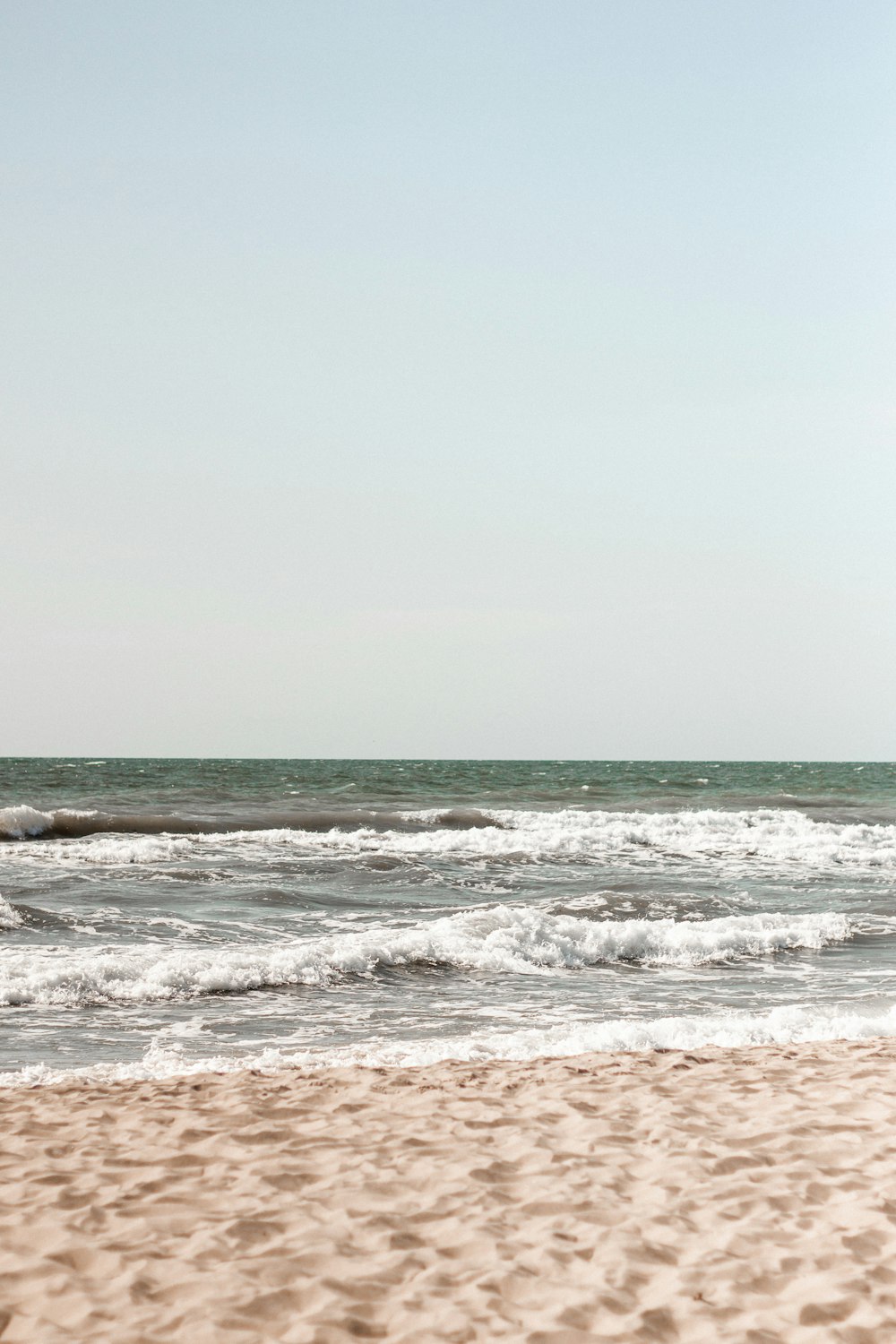 Les vagues de l’océan s’écrasent sur le rivage pendant la journée