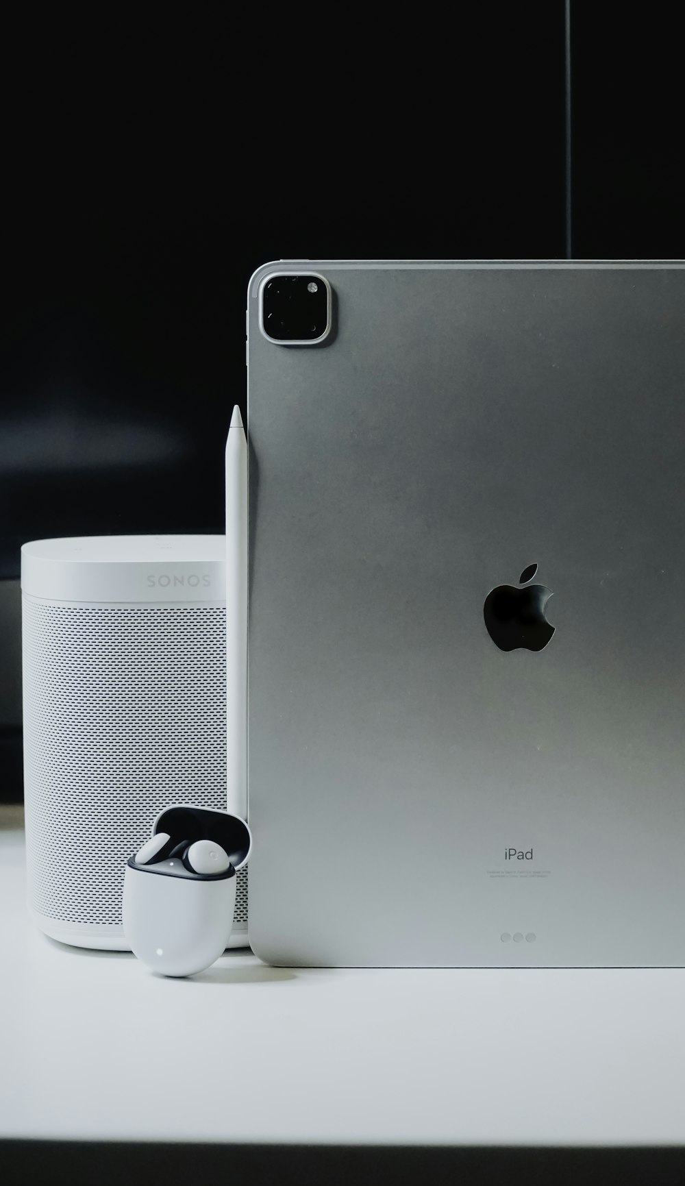 Silber iPhone 6 neben weißer und schwarzer Keramiktasse