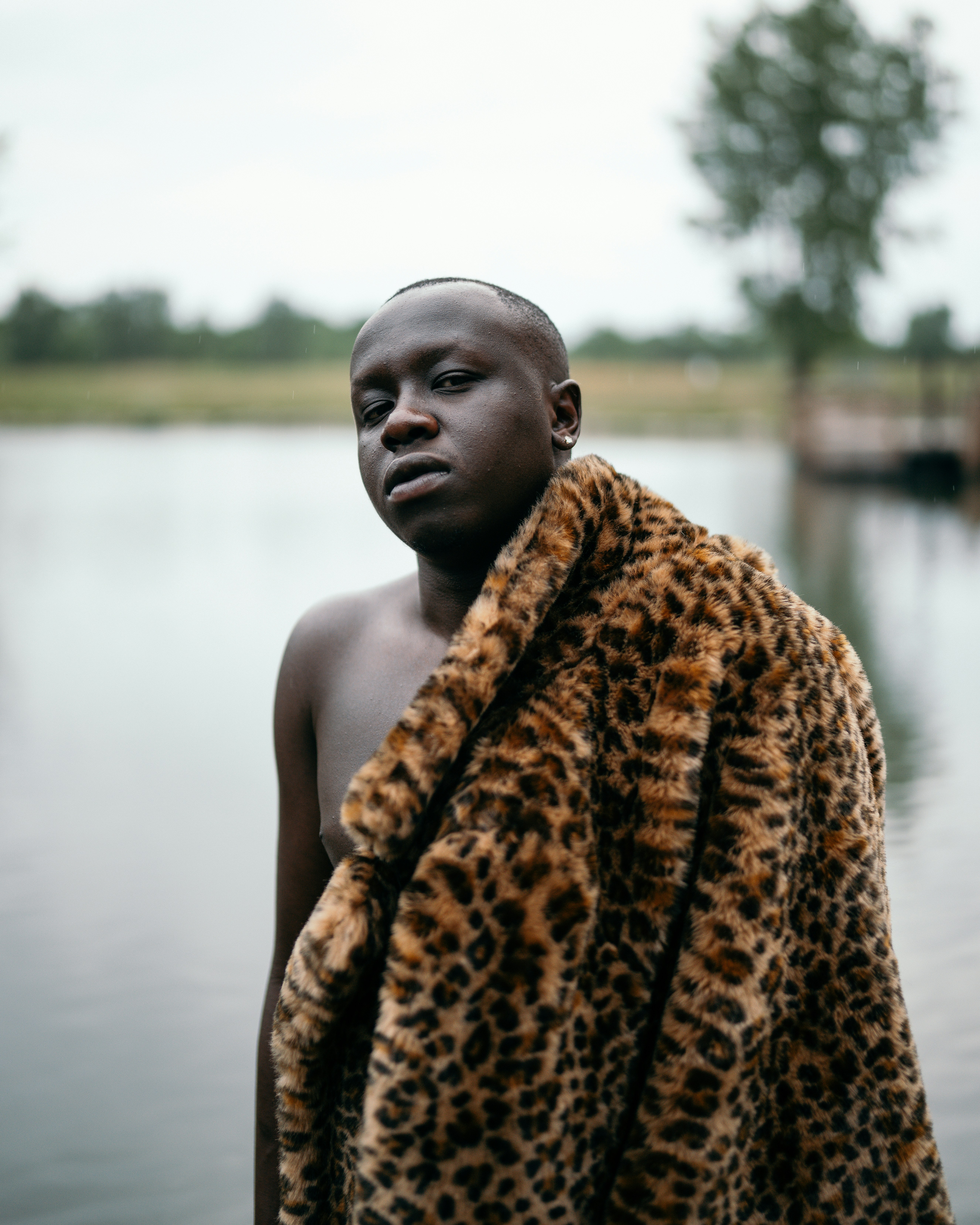 レオパード柄をまとったスタイルのイメージ。上品に見せるには他を引き算する