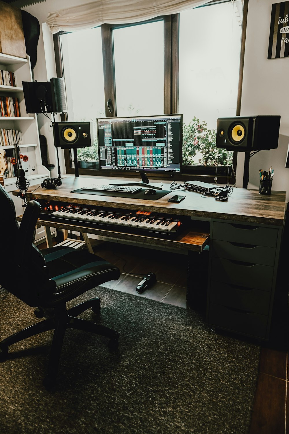 écran plat noir sur un bureau en bois brun