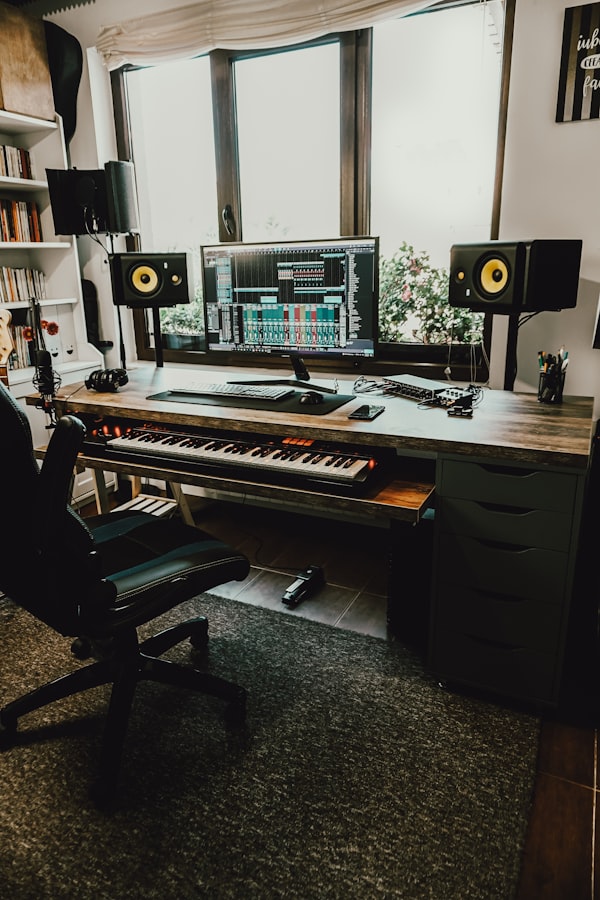 Studioarbeitsplatz mit Monitoren auf Holzschreibtisch