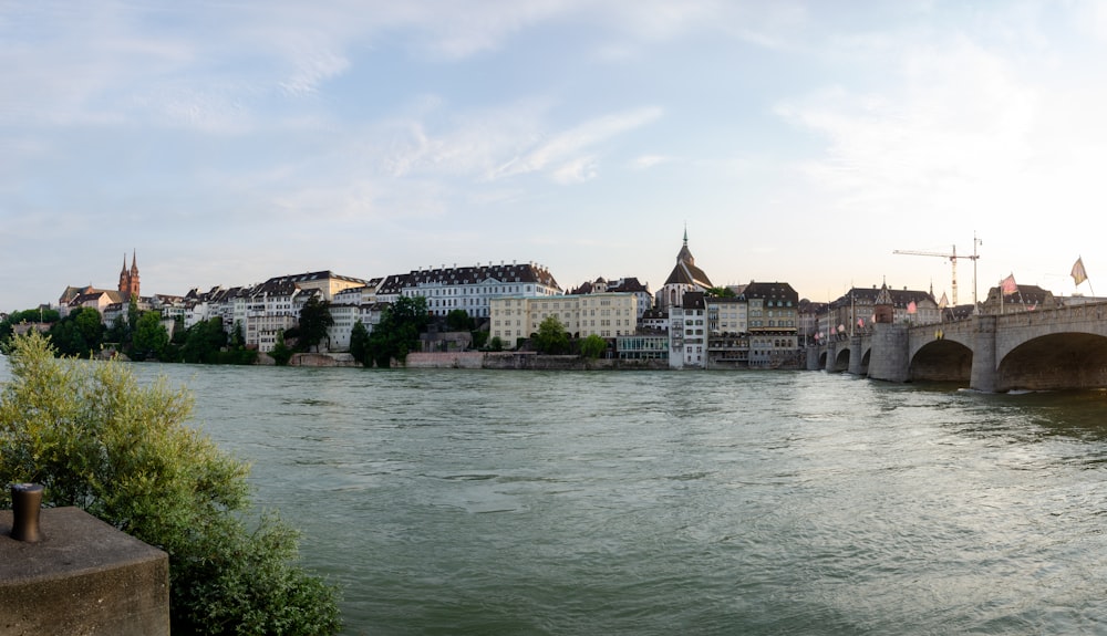 Weißbetongebäude in der Nähe von Gewässern tagsüber