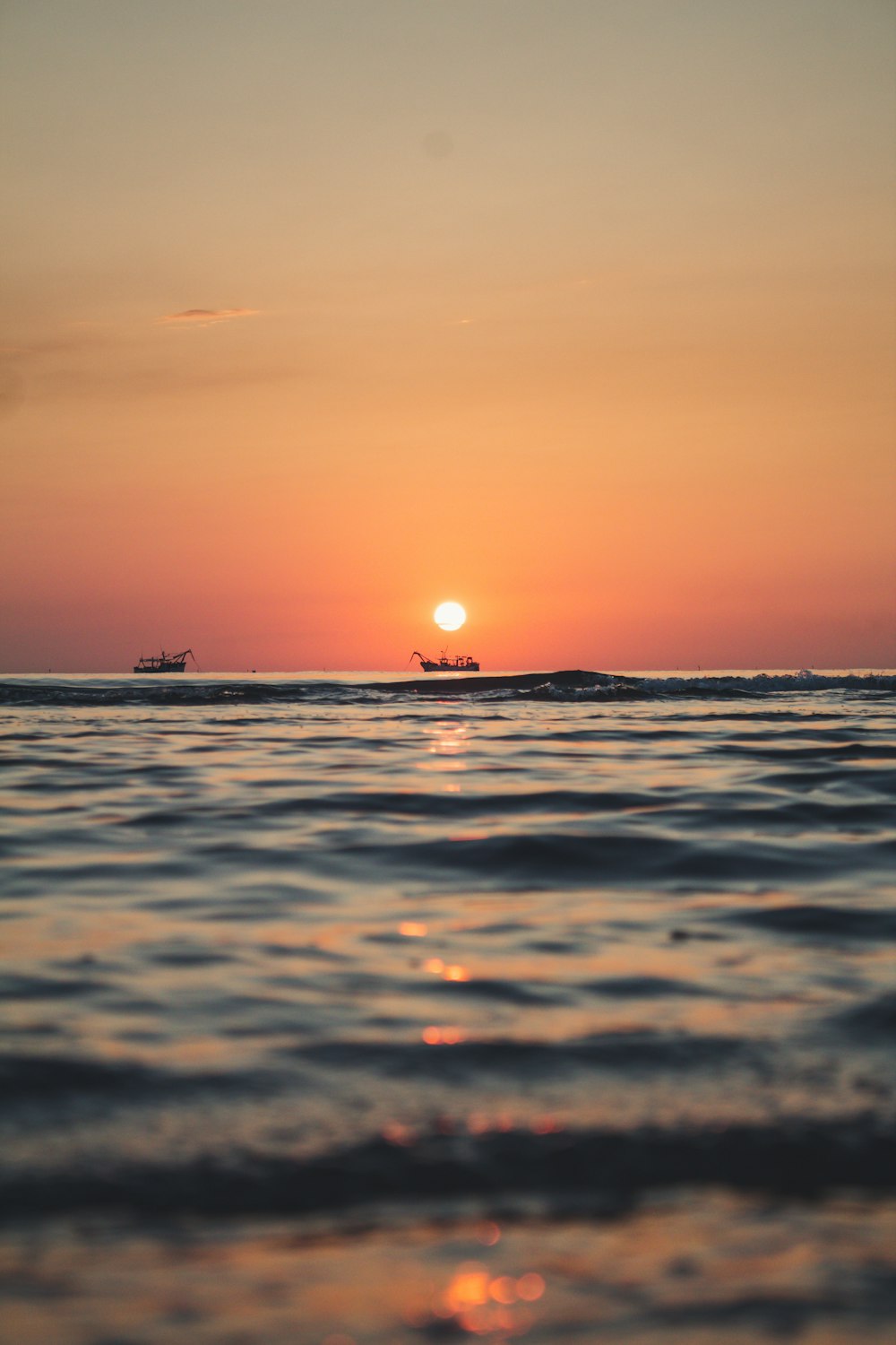 Silhouette des Bootes auf See bei Sonnenuntergang