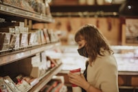 Homme en costume consultand des documents officiels pour créer une entreprise