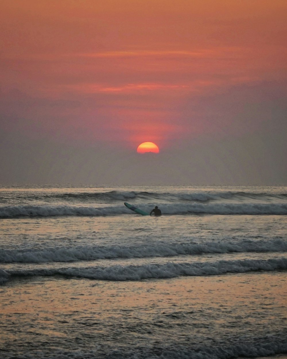 日没時に海岸に打ち寄せる波