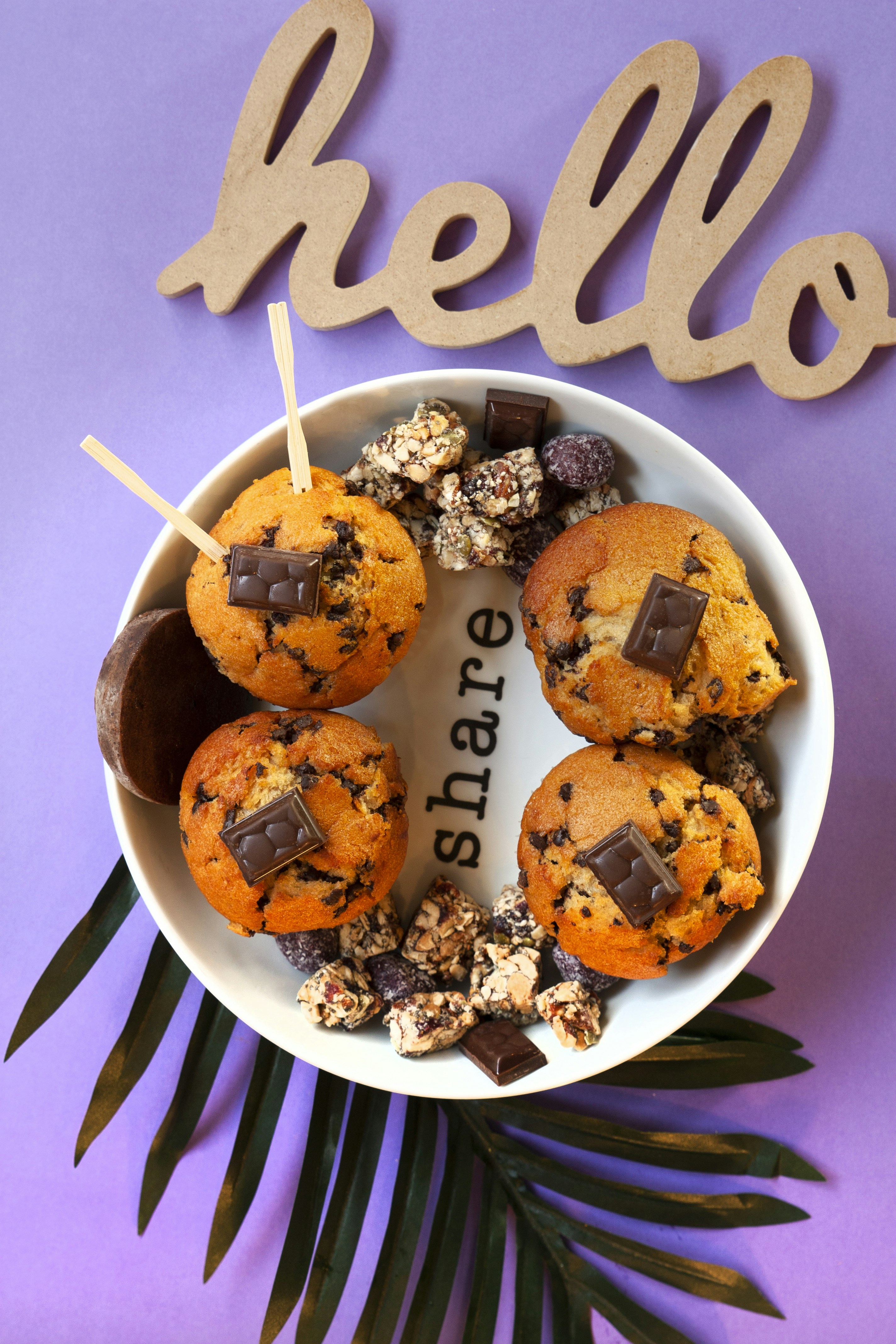 白い陶器のボウルに茶色のクッキー