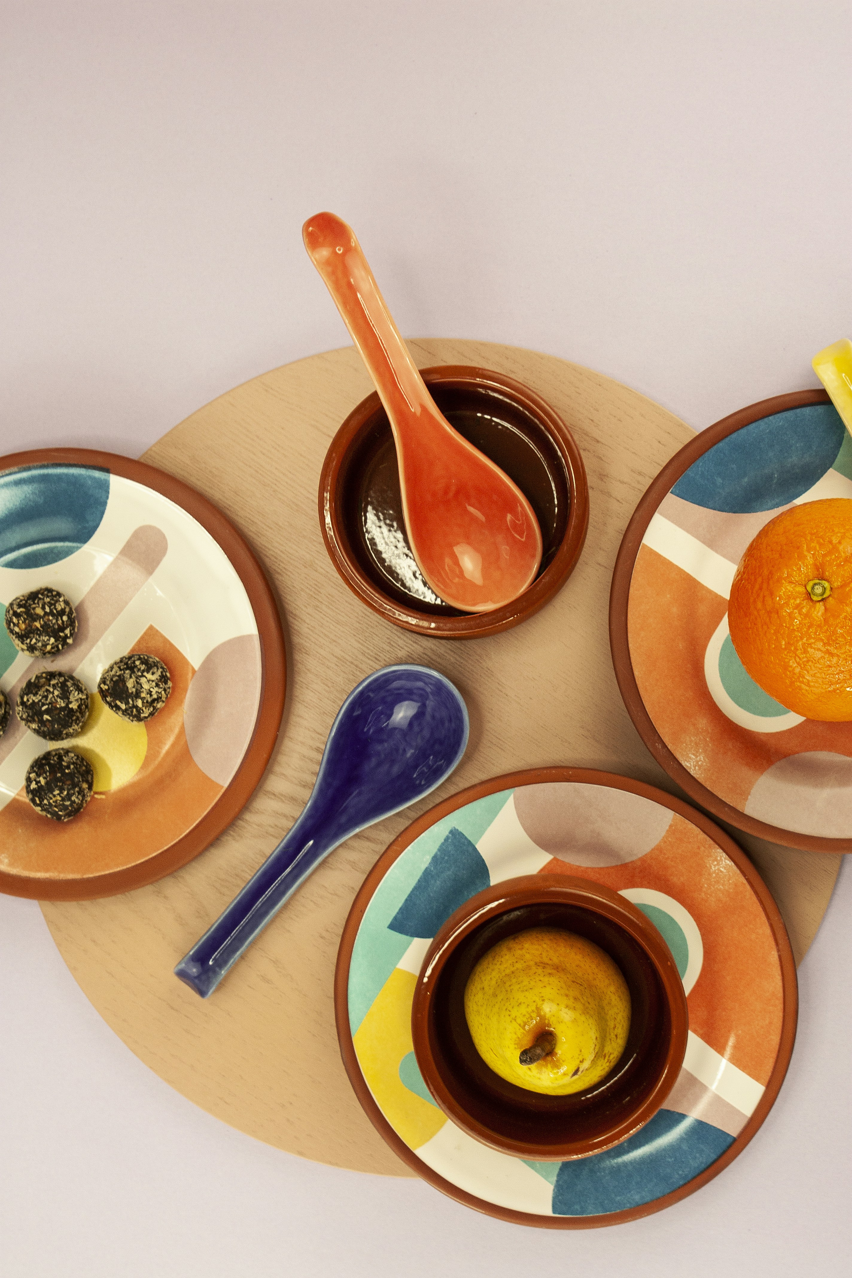 茶色のセラミックボウルにスライスしたオレンジ色の果物