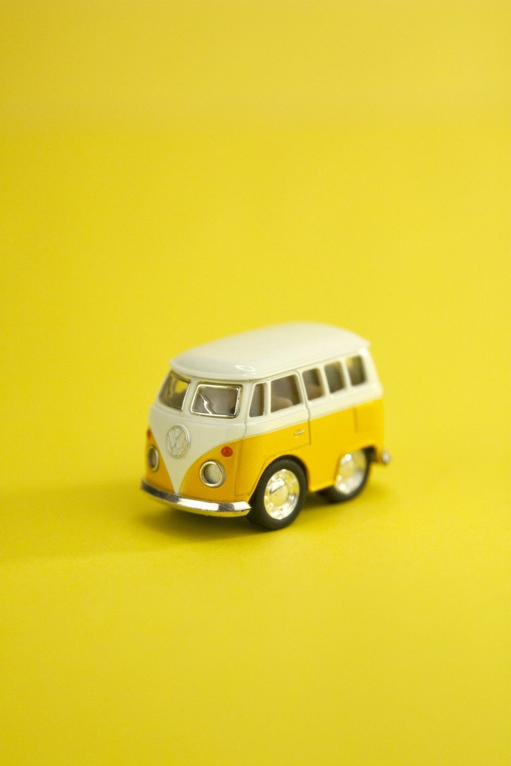 yellow and white volkswagen t-1 scale model