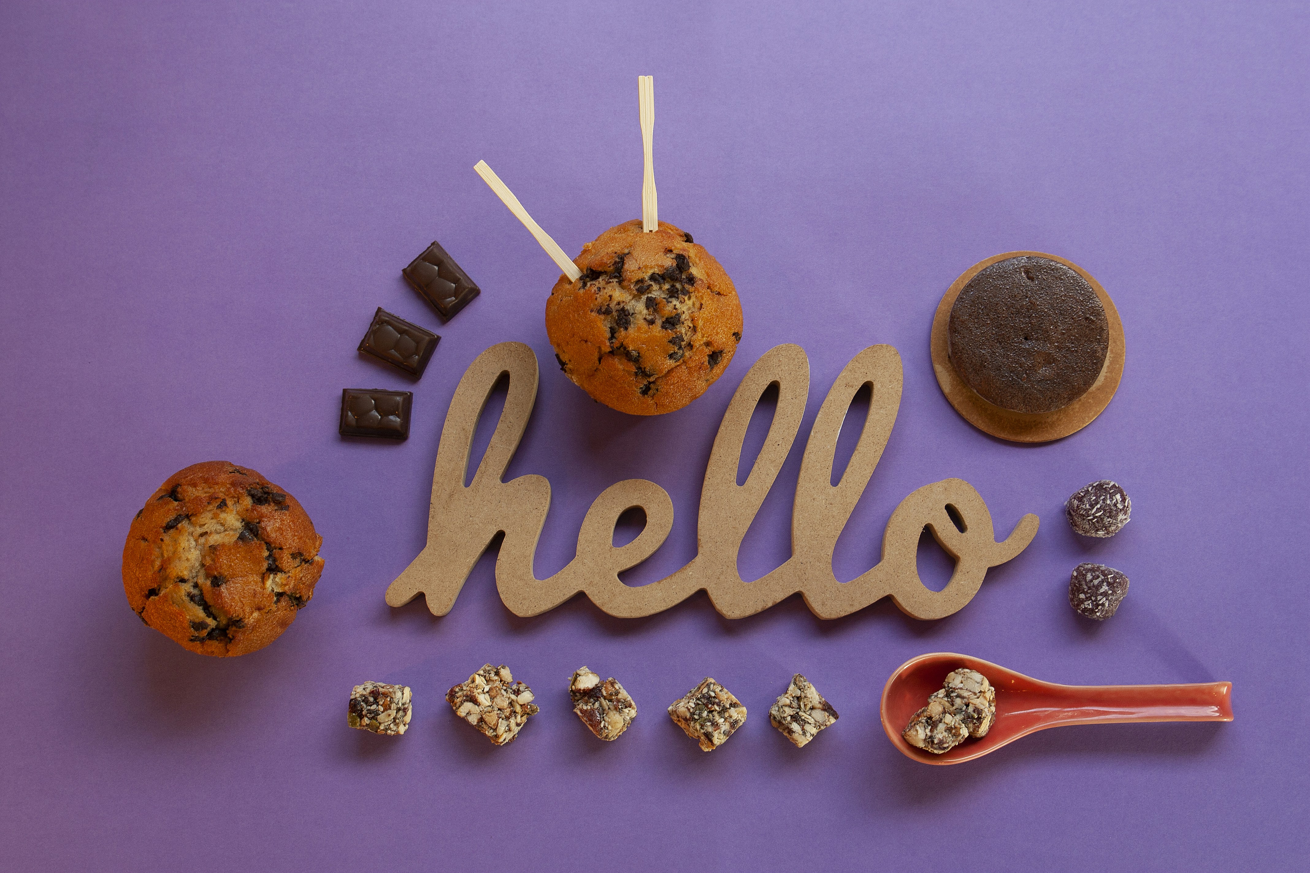 ピンクの表面にクッキーとチョコレートクッキー