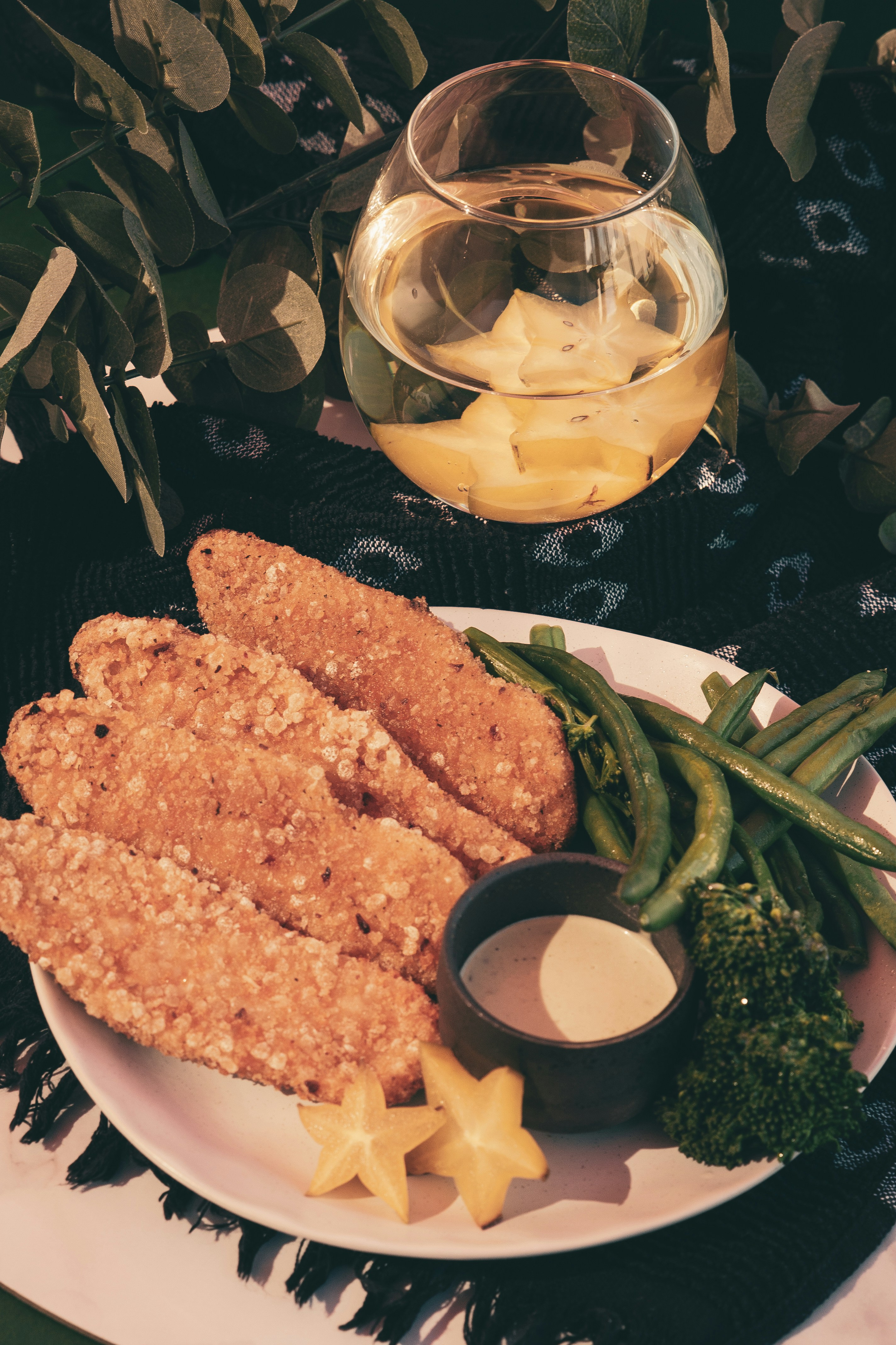 白い陶板の上のフライドチキン