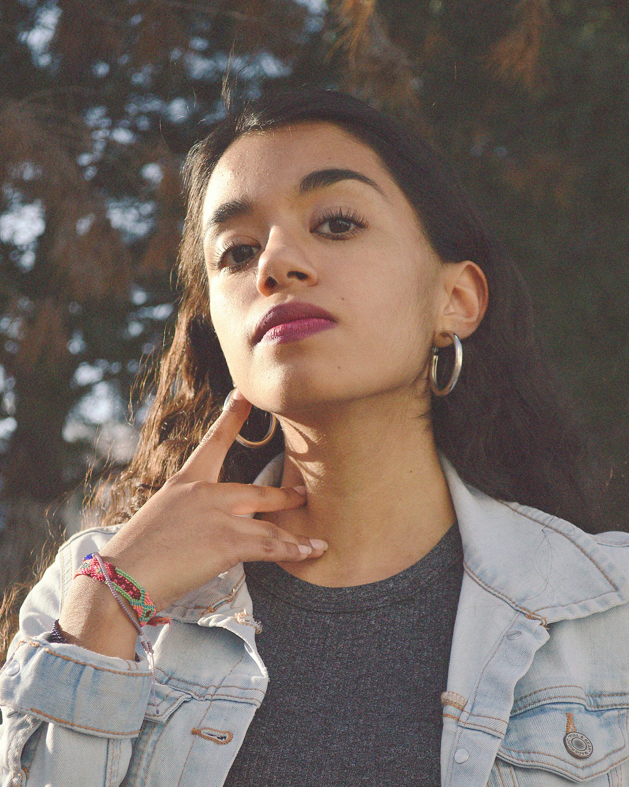 Mujer con camisa gris y blanca
