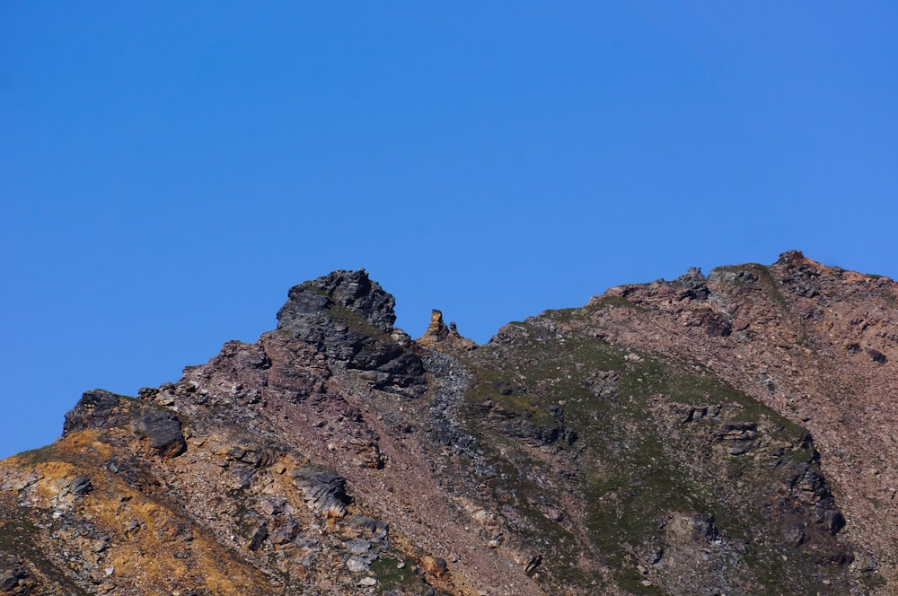 Montagna rocciosa sotto il cielo blu durante il giorno