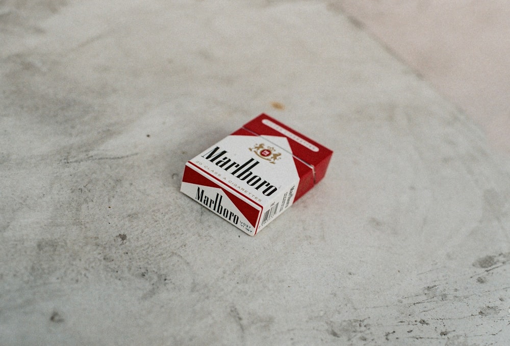 Paquete de cigarrillos Marlboro rojo y blanco