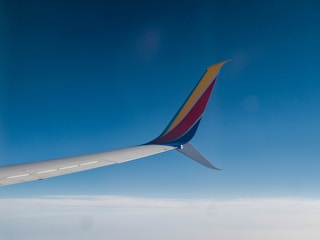 Visualization of fluid dynamics flow around an aircraft wing with colored velocity vectors