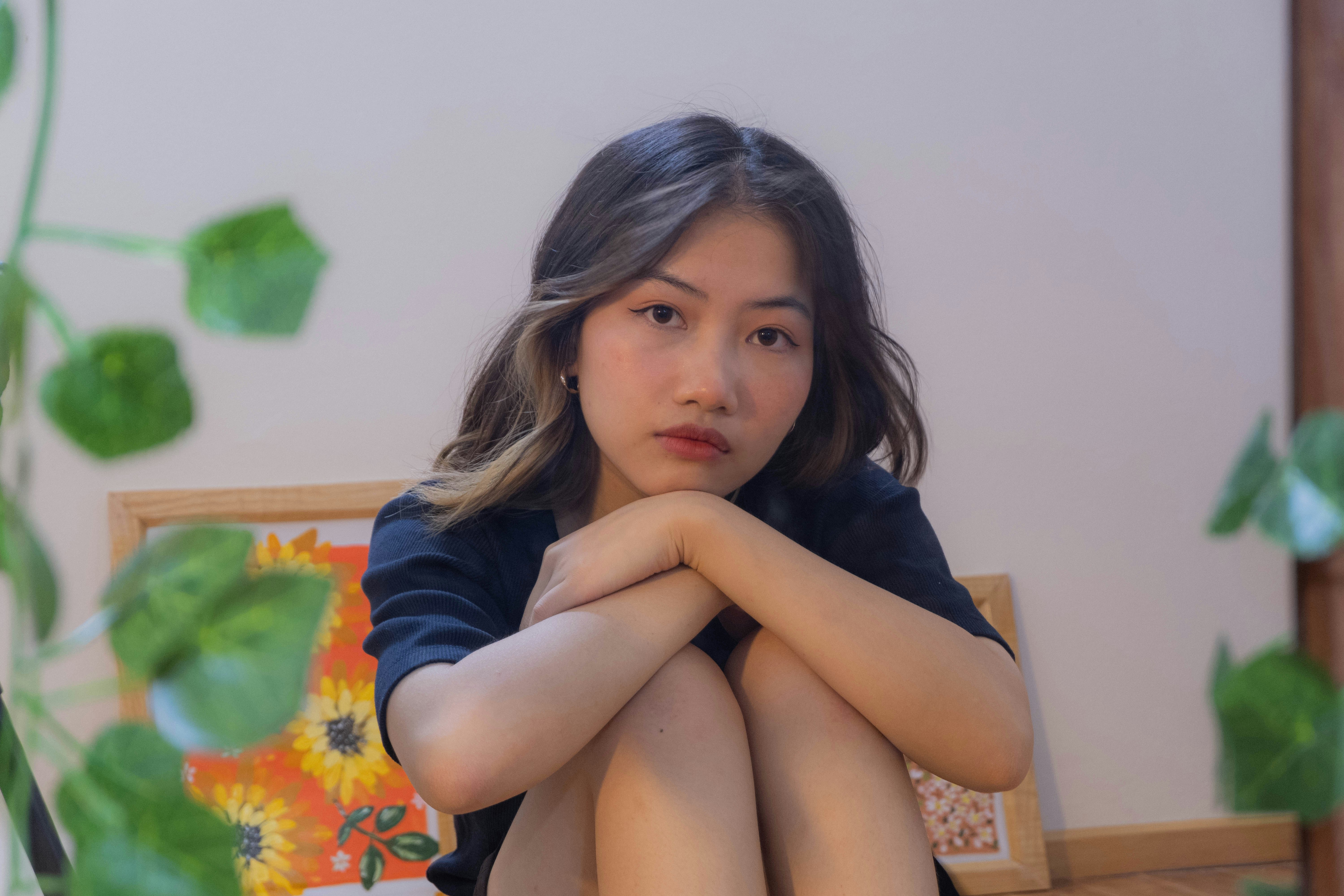 Frau im blauen Langarmshirt