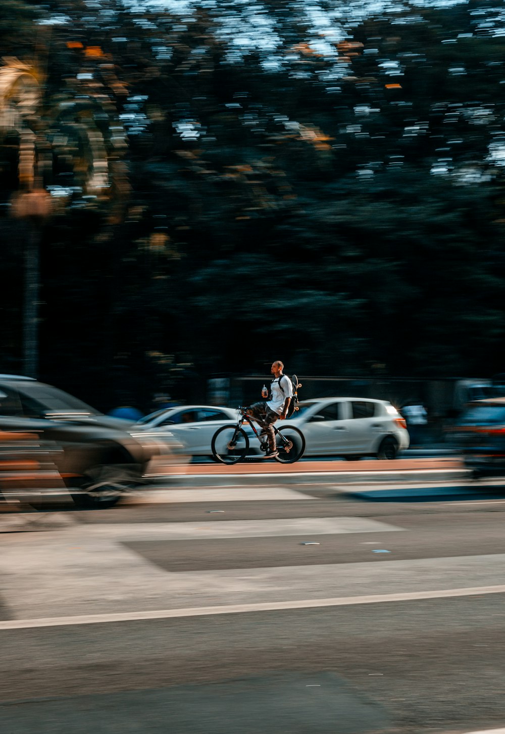 homem que anda de bicicleta na estrada durante o dia