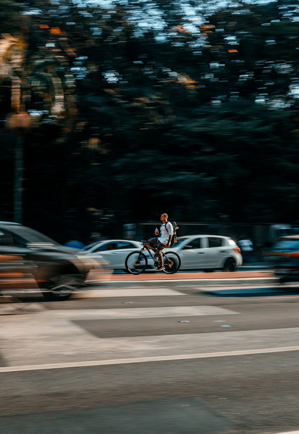 uomo in sella alla bicicletta su strada durante il giorno