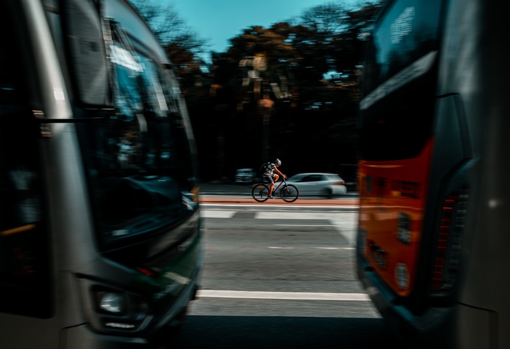 Hombre en chaqueta negra que viaja en motocicleta en la carretera durante el día