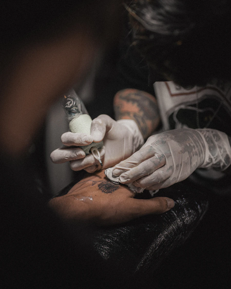 Máquina de tatuagem e materiais