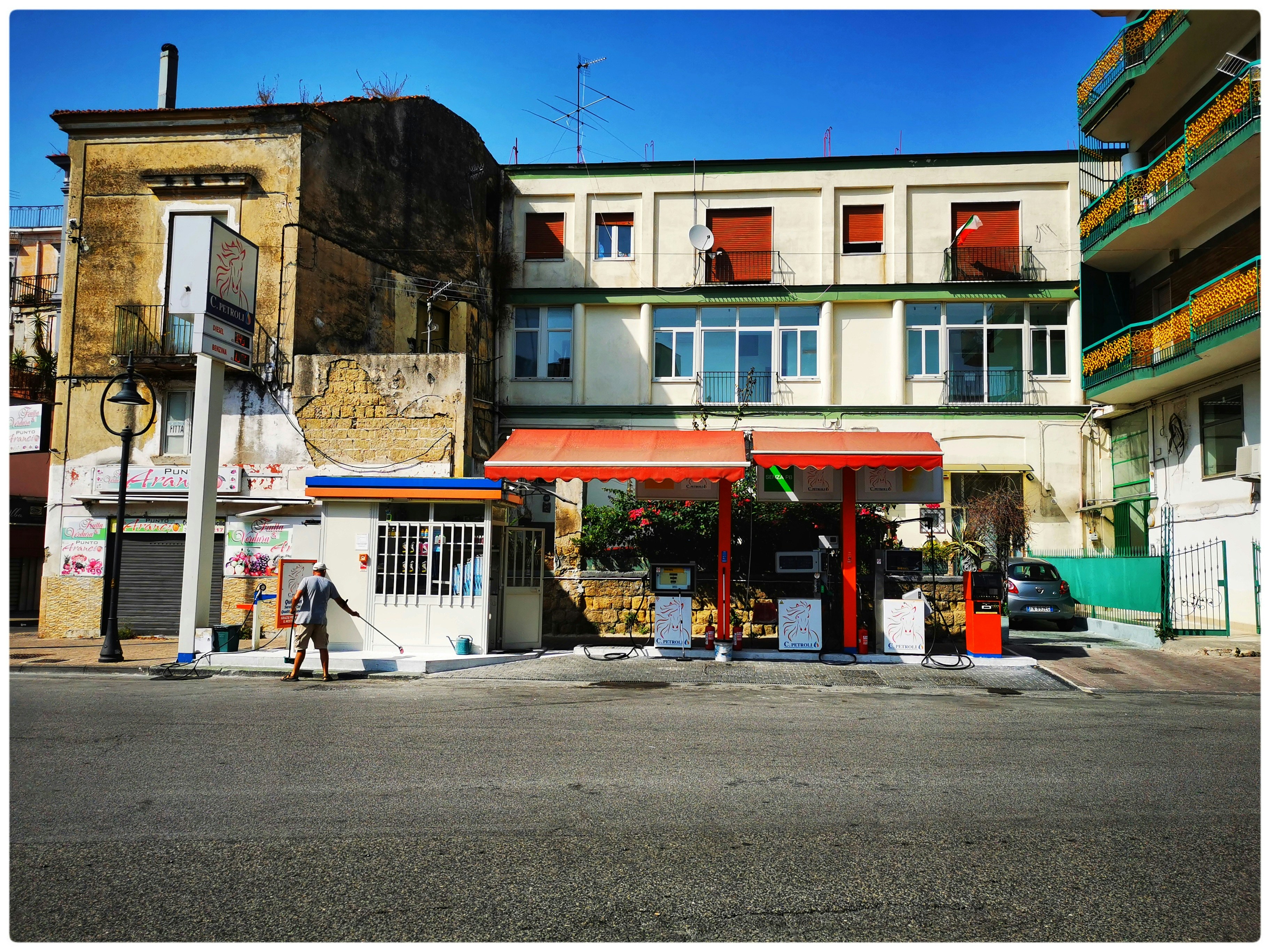 red and white concrete building, Pomeriggio di caldo