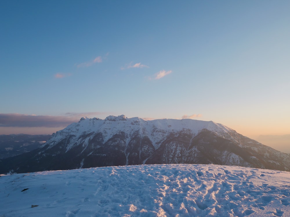 montanha coberta de neve sob o céu azul durante o dia