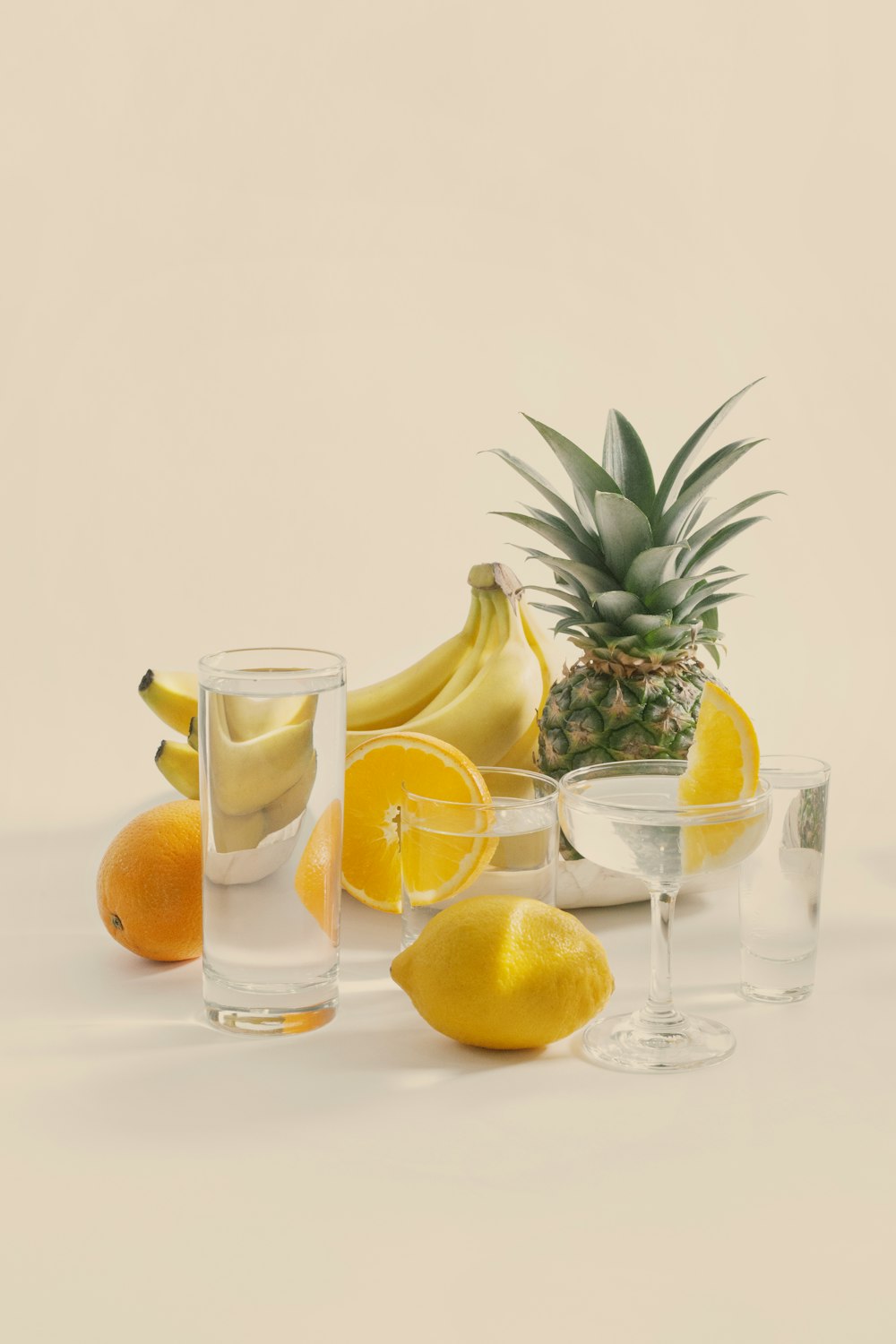 rodajas de limón y vaso transparente con rodajas de limón