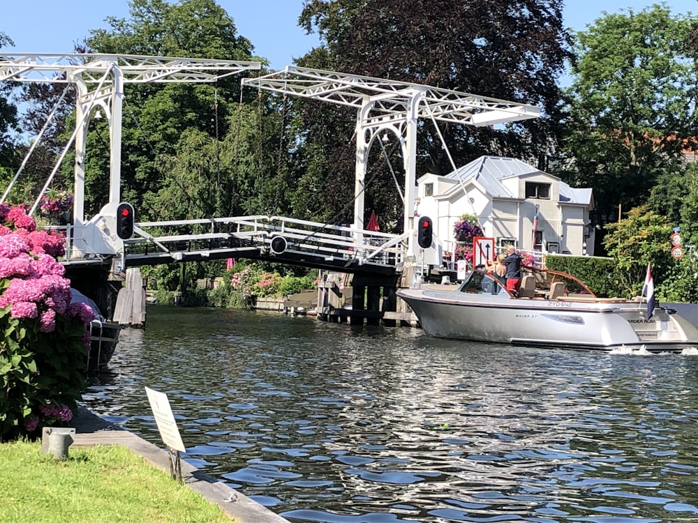 Menschen, die tagsüber auf dem Boot auf dem Fluss stehen