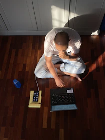 hombre sentado en un espacio comodo tomando su terapia en línea