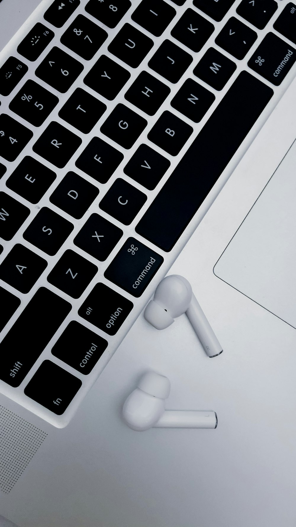 earpods de maçã branca no macbook pro