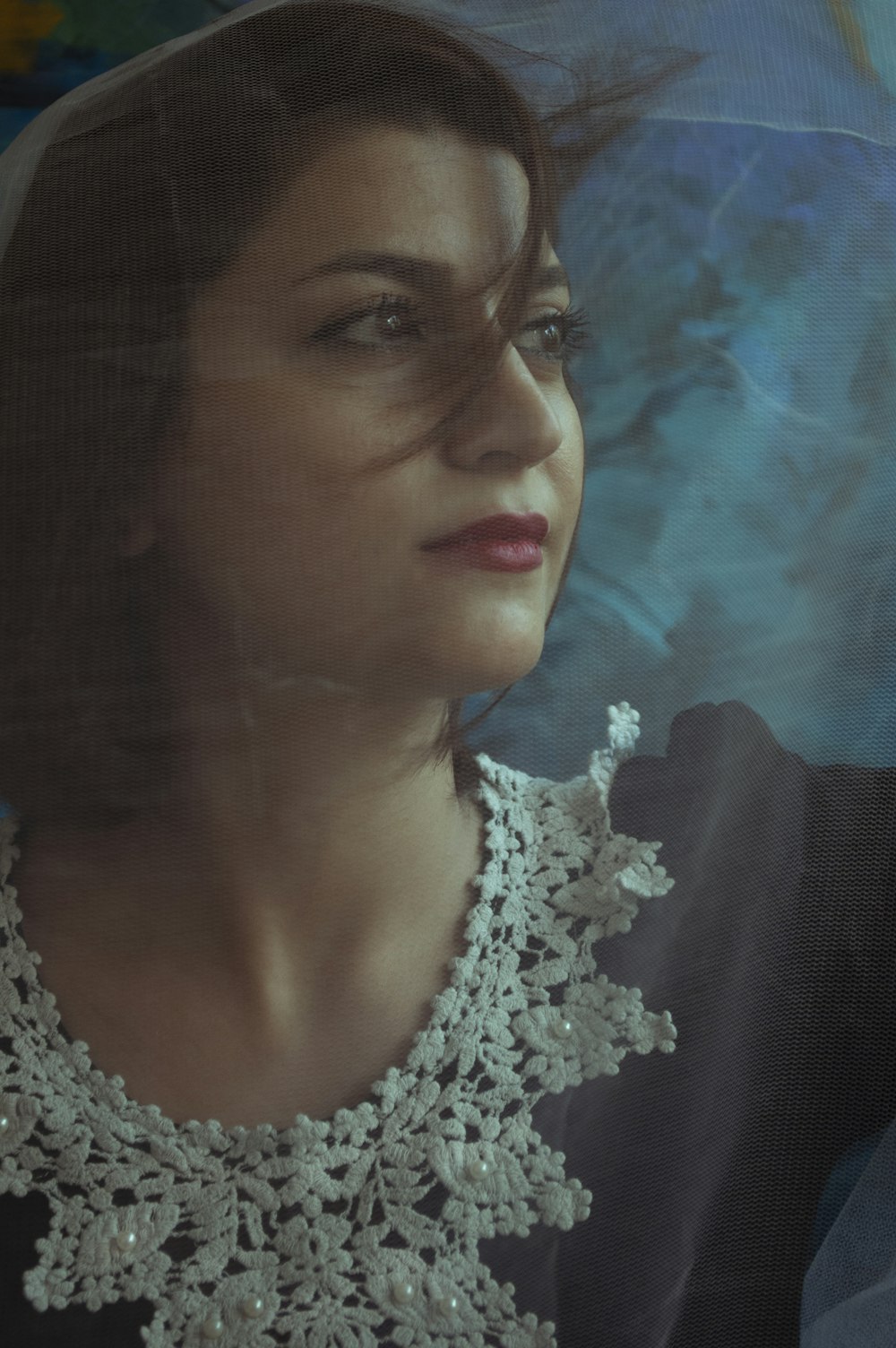 Mujer con camisa de flores blanca y negra