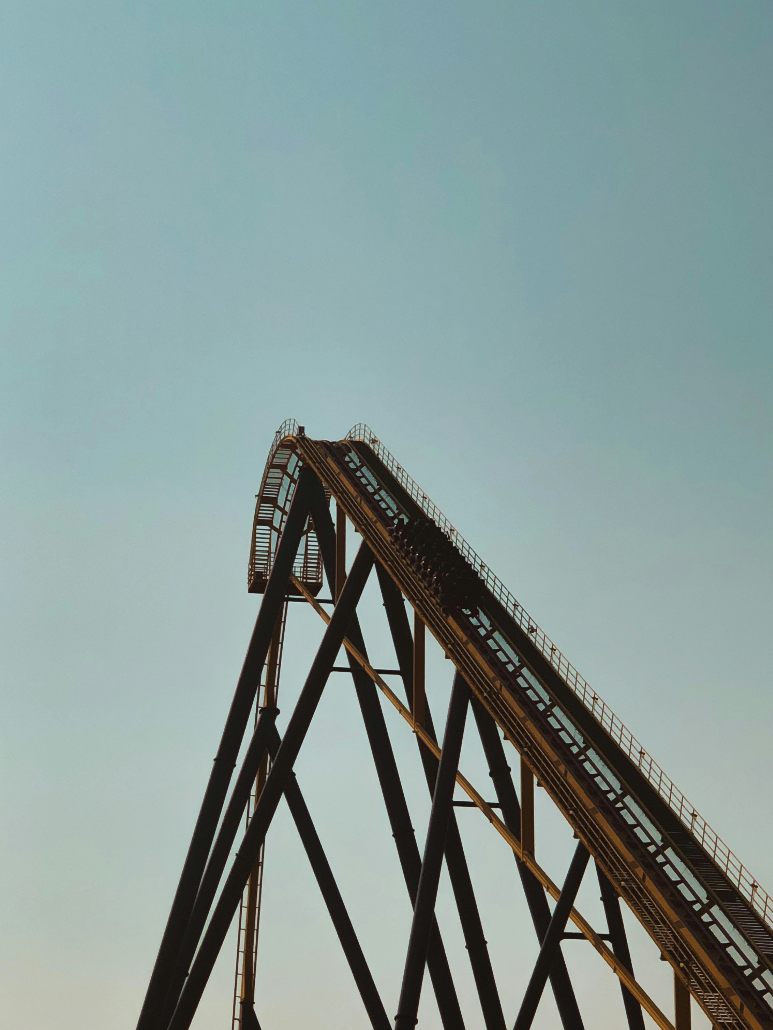 Brauner Metallturm unter weißem Himmel
