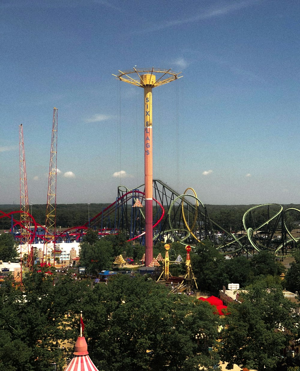 um parque de diversões com uma roda gigante e passeios