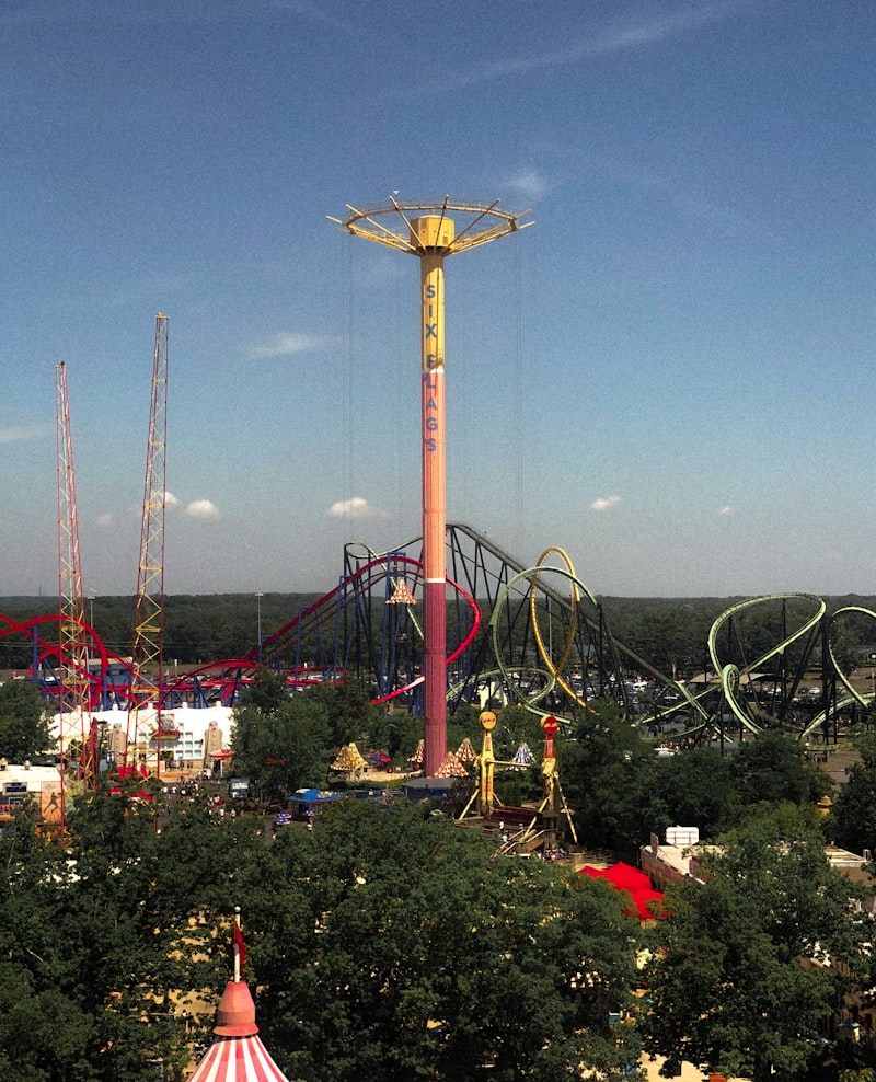 Freizeitpark-Panorama mit verschiedenen Fahrgeschäften