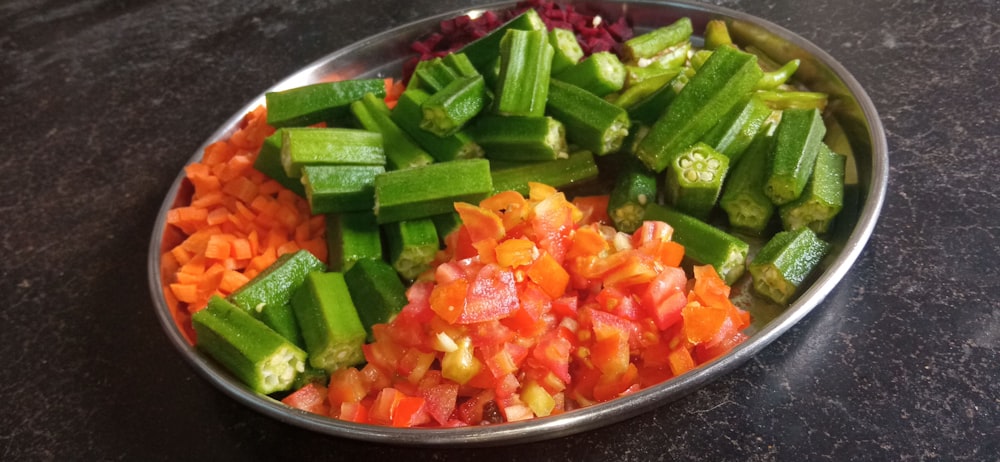 légumes tranchés sur bol en céramique noire