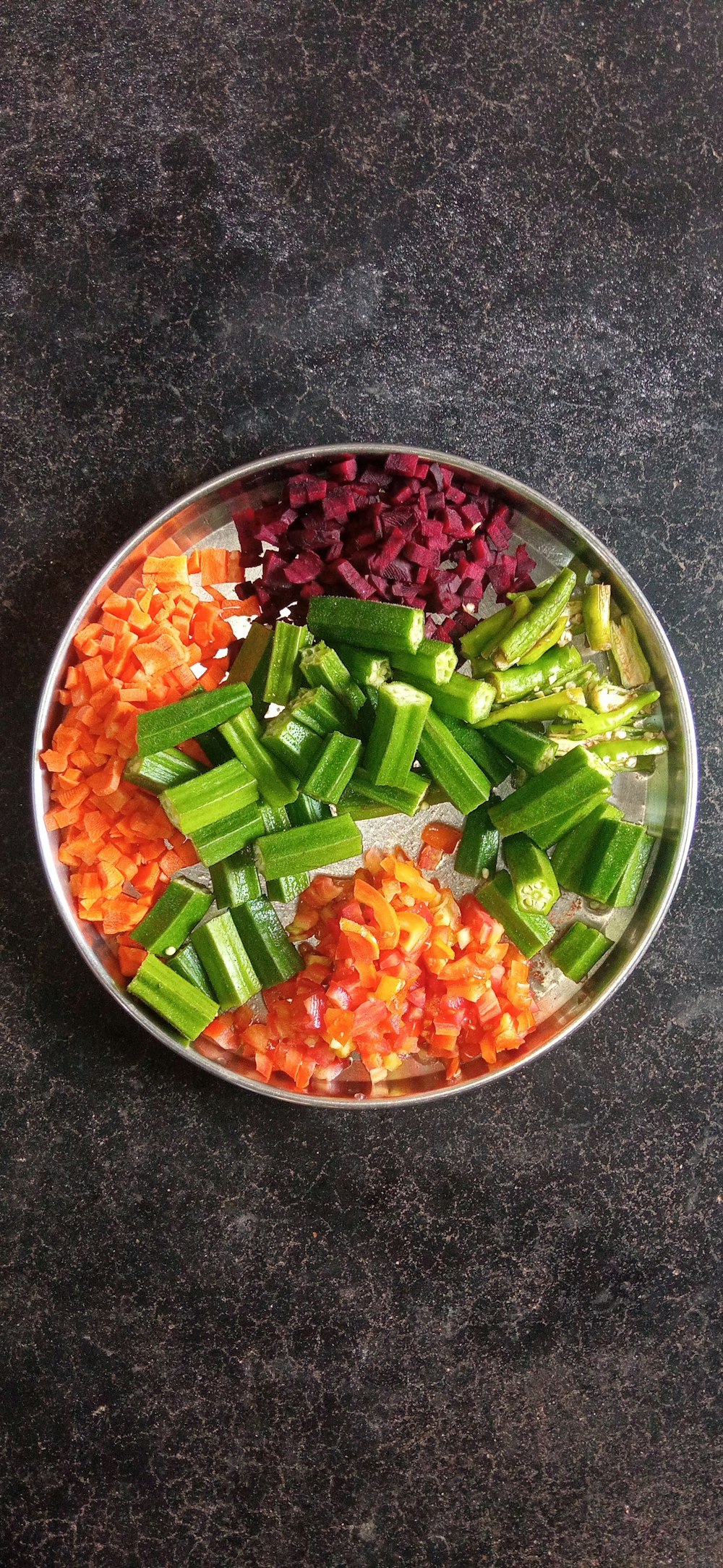 légumes tranchés dans un bol en acier inoxydable