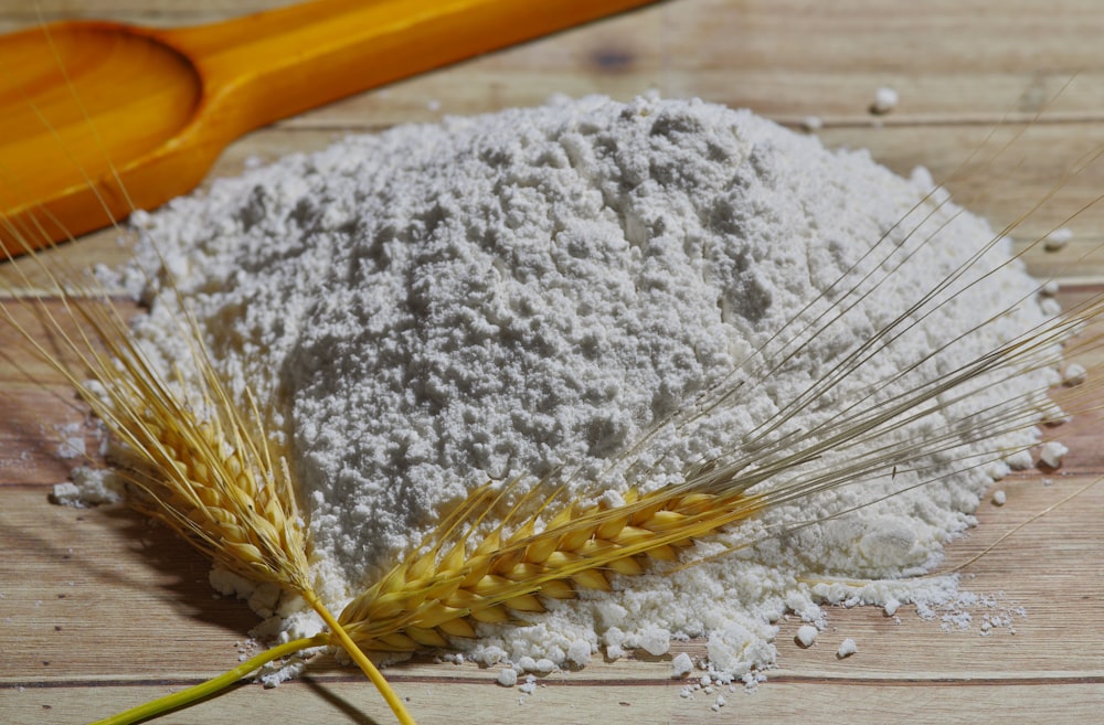 Braune Holzbürste auf weißem Sand