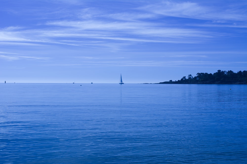 Segelboot auf See unter blauem Himmel tagsüber