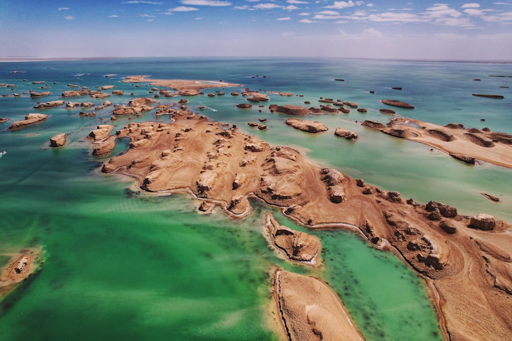 Vista aérea de la playa de arena marrón durante el día