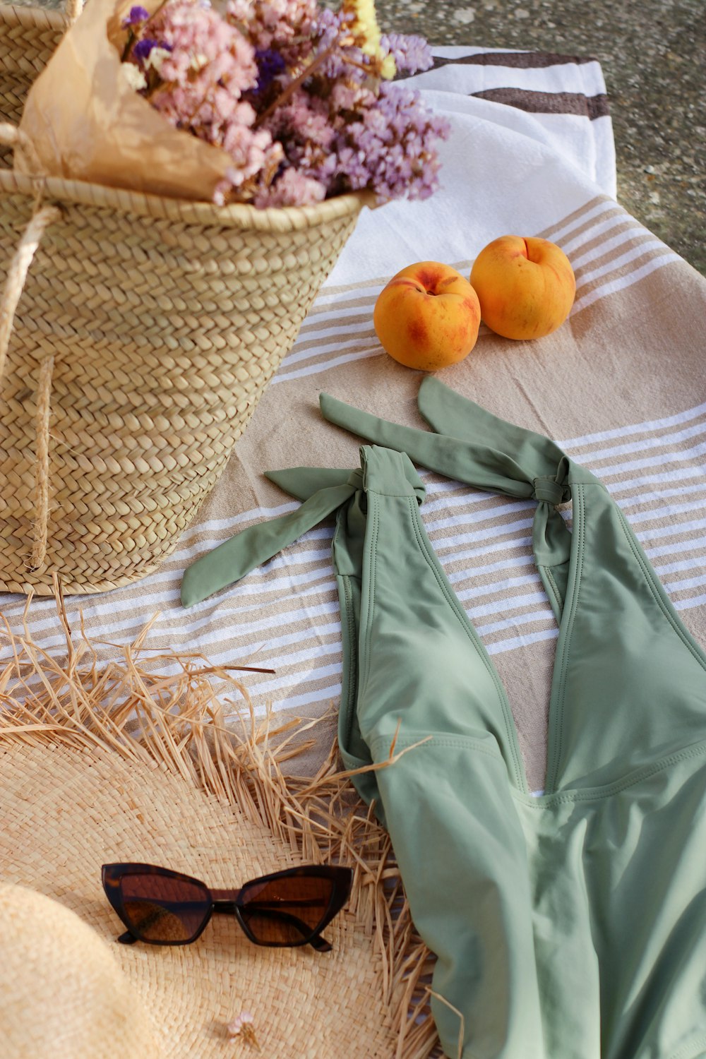 Fruta naranja en canasta tejida marrón