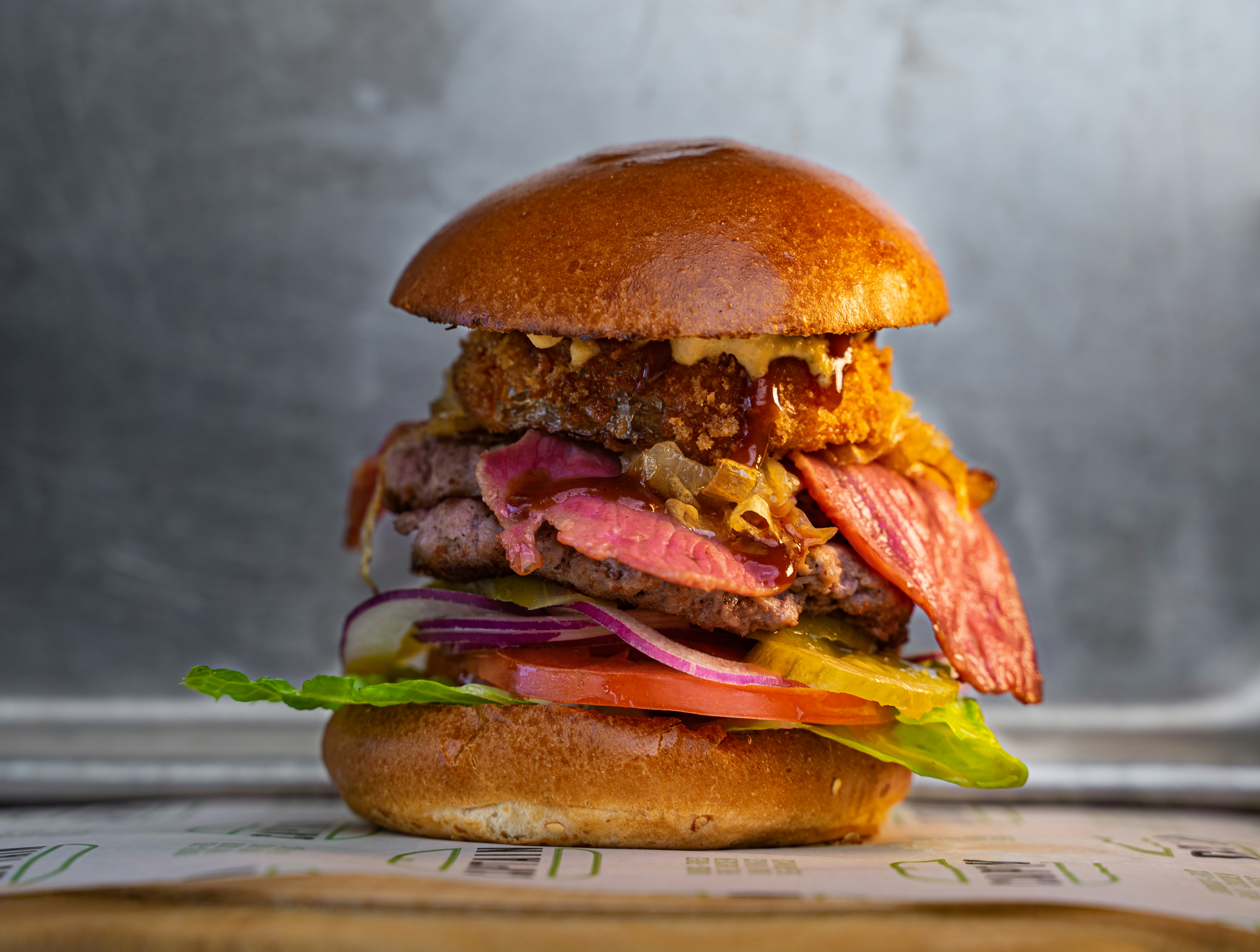 Hamburger con pomodoro e lattuga