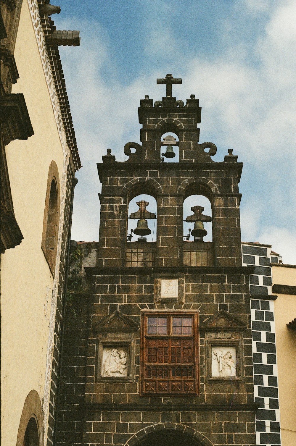 Edificio de hormigón marrón durante el día